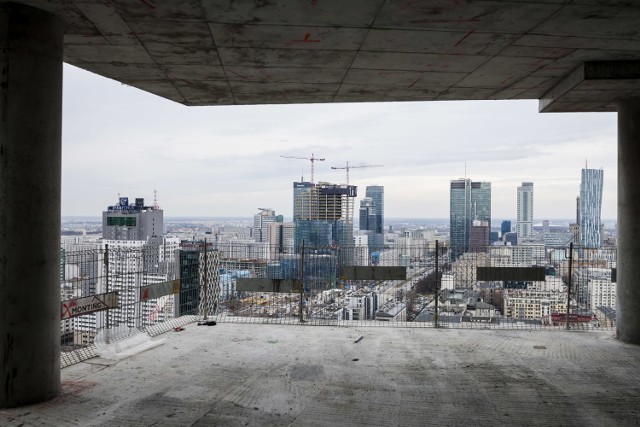 Widok z wieżowca The Warsaw Hub. W tej chwili obiekt osiągnął 105 metrów wysokości. Docelowo drapacz chmur będzie miał 130 metrów. Z jednego z ostatnich pięter  widać inne wieżowce, od lewej: Złota 44, InterContinental, Rondo 1, Cosmopolitan, budowany Mennica Legacy Tower.