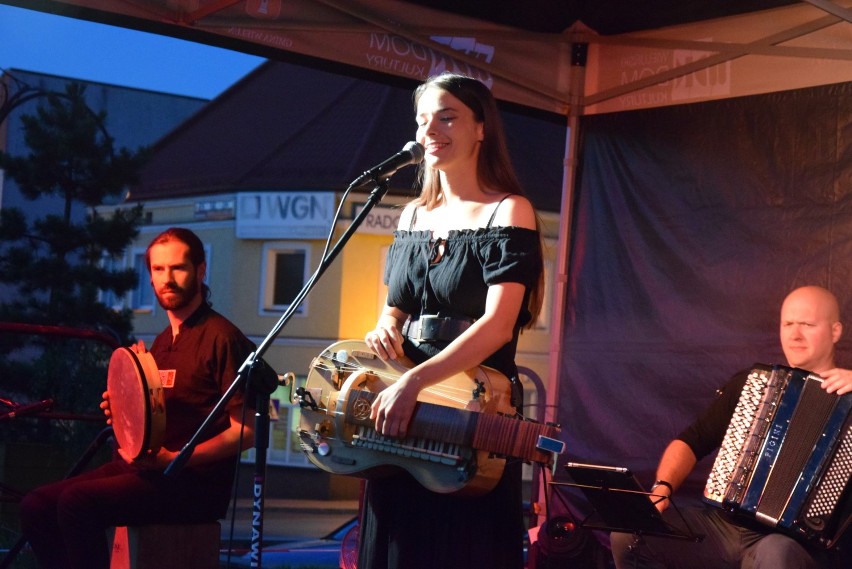 Wieluń. Koncert Karoliny Skrzyńskiej z zespołem na Placu Legionów ZDJĘCIA, FILMY