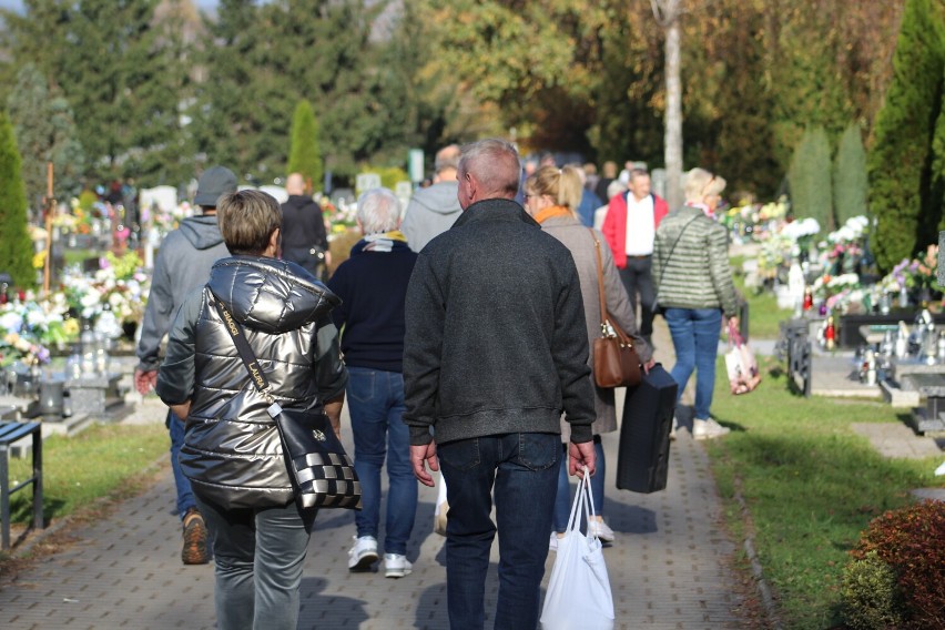 Coraz większy ruch na cmentarzu przy Rudzkiej w Rybniku