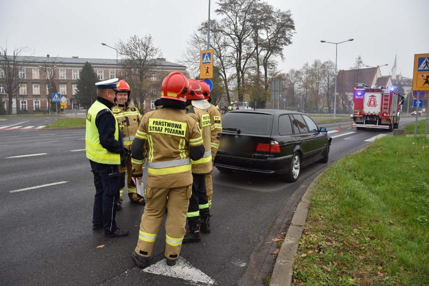 Wypadek na skrzyżowaniu Goldhammera i ks. Sitki. Tarnowie. Zderzyły się dwa samochody marki BMW. Były utrudnienia dla kierowców