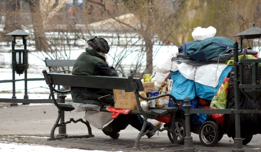  Policja ze streetworkerami w Gdańsku patroluje miejsca, gdzie przebywają bezdomni [zdjęcia]