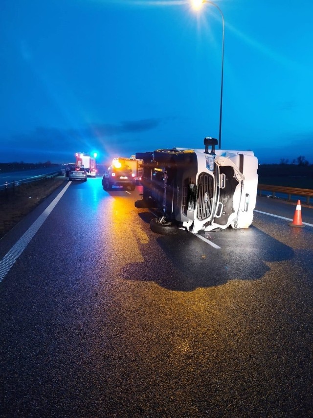 Wiatr połamał i powalił drzewa. Przewrócił się także bus ford transit jadący autostradą A1