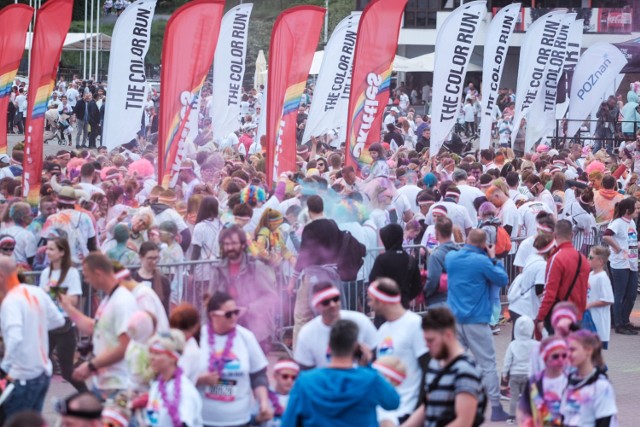 W niedzielę, 25 czerwca w godz. 14.00 – 18.00 w rejonie PGE Narodowego odbędzie się impreza biegowa „The Color Run”.

Festiwal „The Color Run” rozpocznie się o godz. 13.00 na błoniach PGE Narodowego. Biegacze wystartują o godz. 14.00 i przebiegną na trasie prowadzącej ulicami: błonia PGE Narodowego, Sokola, Wybrzeże Szczecińskie, Sokola, R. Siwca, PGE Narodowy, al. Zieleniecka (chodnik), błonia PGE Narodowego.

Komunikacja: 
Autobusy linii 125 i 202, jadące w kierunku krańca METRO STADION NARODOWY, pojadą ul. Sokolą. Natomiast w kierunku krańców GOCŁAWEK WSCHODNI, MIĘDZYLESIE będą jechały ulicami: Sokola – Zamoście – Wybrzeże Szczecińskie – S. Okrzei – Targowa i dalej swoimi trasami.