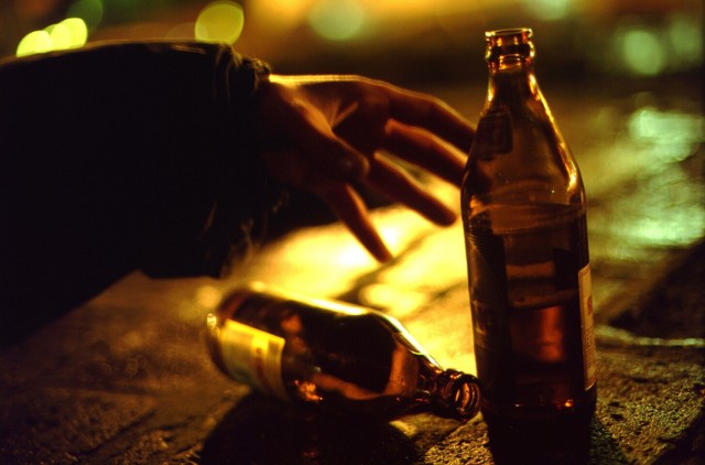 Policjantom kobieta tłumaczyła, że piła alkohol po zakończonym dyżurze w Krasnymstawie z okazji „pępkowego-babciowego”