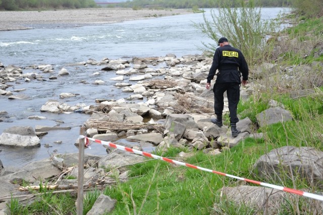 Nad brzegiem Dunajca pracuje grupa rozpoznania minersko-pirotechnicznego z sądeckiej policji