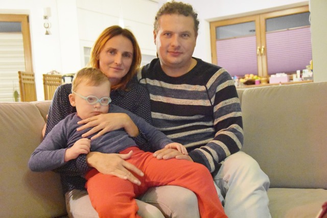 Maksiu z mamą Izabelą i tatą Krzysztofem. Wszyscy są teraz na kolejnym etapie terapii w klinice w Stawropolu