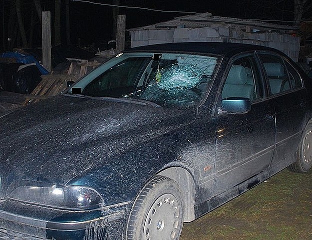 Potem powybijali szyby w oknie i drzwiach domu, uszkodzili bmw zaparkowane na posesji. Pięciu mężczyzn, w wieku od 19 do 37 lat odpowie za pobicie, uszkodzenie mienia i naruszenie miru domowego. Bezpośrednio po zdarzeniu, nad bezpieczeństwem rodziny czuwało kilku policjantów.

Kibole zniszczyli stadion i pobili 22-latka

53-letni mężczyzna poprosił o pomoc jarosławską Policję. Pokrzywdzony zadzwonił do komendy, tuż po tym jak na teren jego posesji weszło kilku mężczyzn, pobiło go, uszkodziło drzwi i okna jego domu a także zaparkowane na podwórku bmw. Na miejsce zgłoszenia udał się patrol wraz z grupą dochodzeniowo-śledczą. Policjanci zabezpieczyli dowody w tej sprawie, wykonali oględziny i dokumentację fotograficzną a także przesłuchali świadków zdarzenia. Jak wynikało z policyjnych ustaleń napastnicy pojawili się na terenie posesji pokrzywdzonego dwukrotnie. 

Sąsiadowi ukradł rower górski