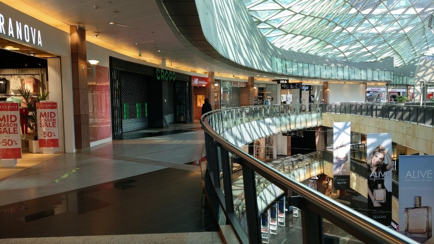 Galerie handlowe w Warszawie otwarte, ale klientów brak. Dopiero wielkie promocje przyciągną ludzi?