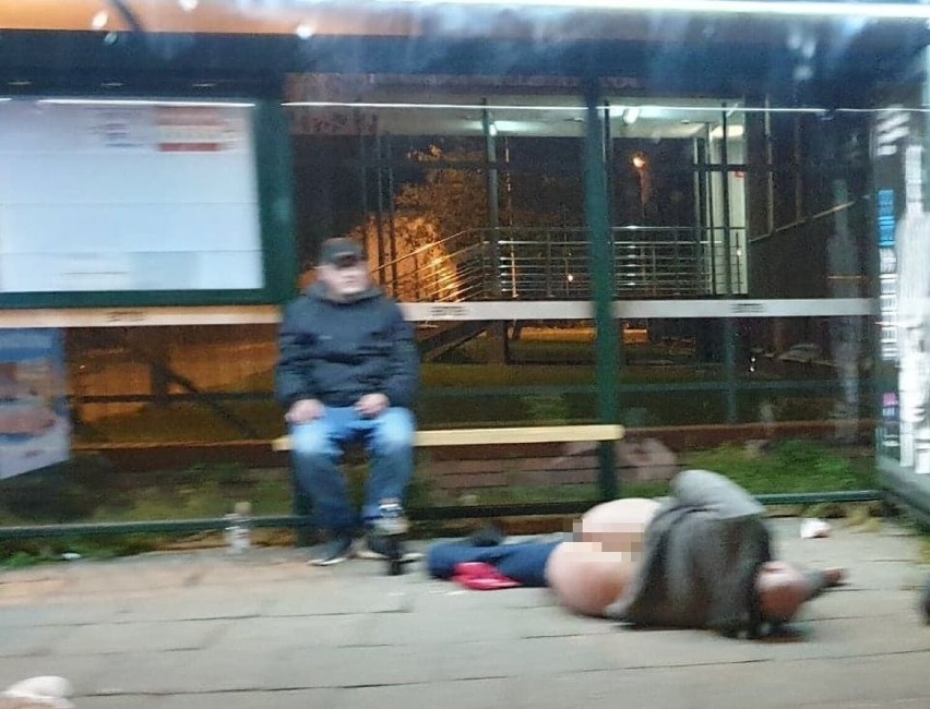 Półnagi mężczyzna na przystanku autobusowym w centrum Łodzi. Trafił do szpitala ZDJĘCIA