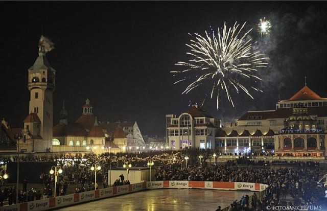 Sopot Plac Kuracyjny Molo. Sylwester 2015. Rok temu Nowy Rok powitano sylwestrowym pokazem sztucznych ogni zorganizowanym przez Kąpielisko Morskie Sopot.