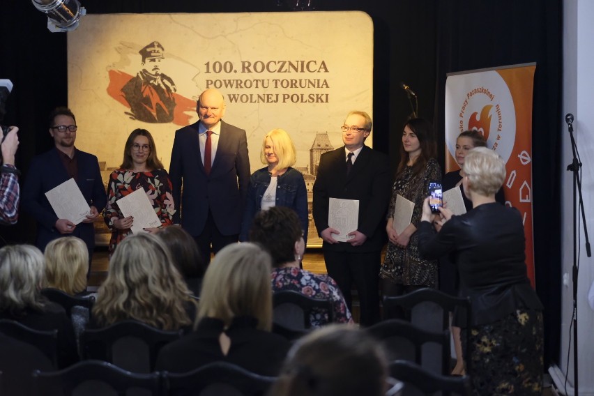 Toruńscy nauczyciele odebrali akty nadania awansu zawodowego...