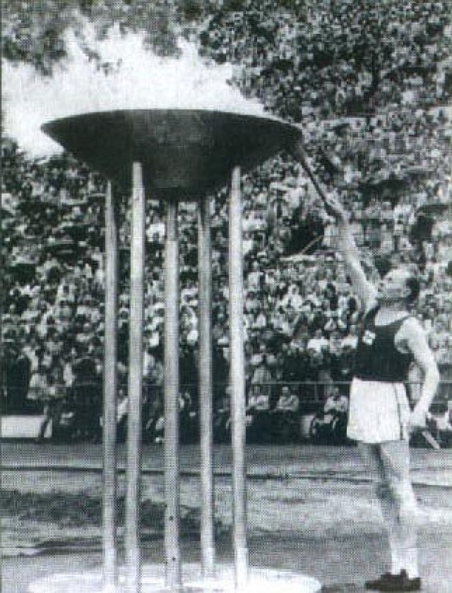 Paavo Nurmi zapalił olimpijski znicz na igrzyskach w Helsinkach (1952) http://commons.wikimedia.org/wiki/Image:Paavo_Nurmi_sytyttää_olympiatulen_1952.jpg
