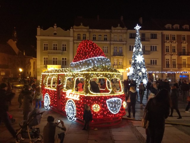 Choinka w Kaliszu i świąteczne ozdoby oficjalnie rozświetlone