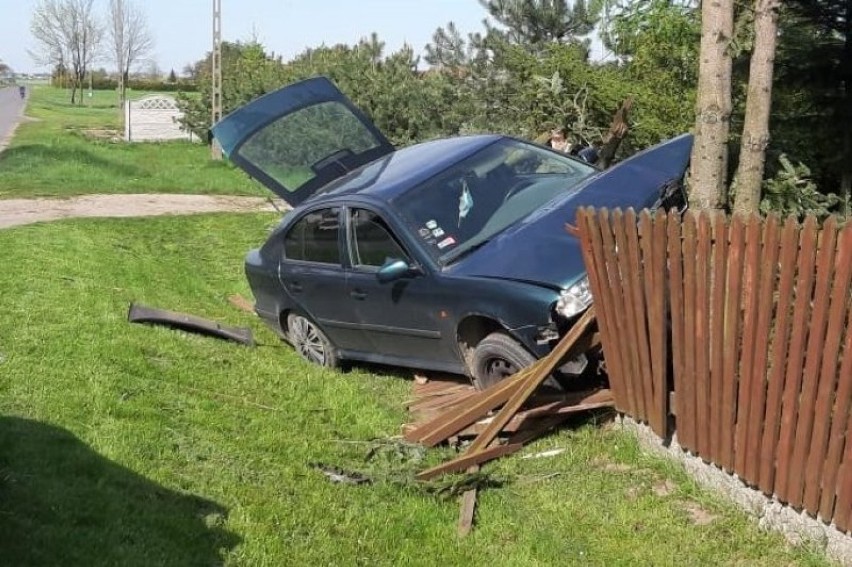 Wypadek w Babczowie (gm. Kobiele Wielkie). Pijany kierowca wjechał w ogrodzenie posesji. Miał prawie 4 promile