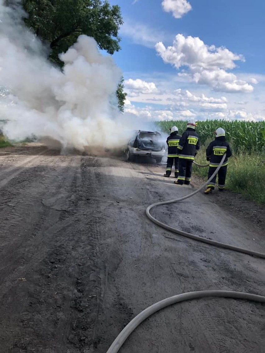 Radawnica. Pożar samochodu osobowego na polnej drodze