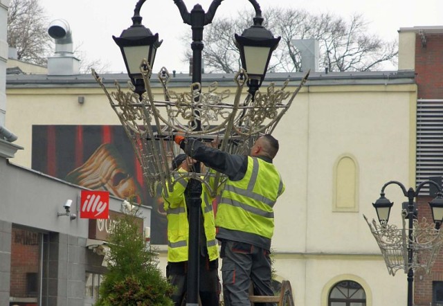 Prace związane z montażem świątecznych iluminacji na ulicach Inowrocławia zakończą się 3 grudnia.
