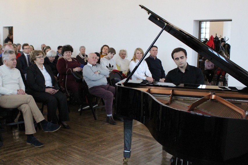 llia Ovcharenko dał koncert fortepianowy w Piotrkowie, żeby...