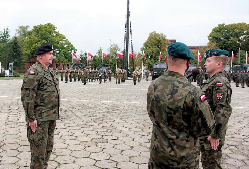 Inowrocław. Przysięga w 2 Inowrocławskim Pułku Inżynieryjnym z udziałem generała Jarosława Miki, Dowódcy Generalnego Rodzajów Sił Zbrojnych