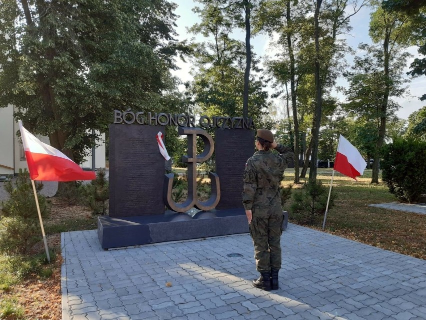 Toruńscy terytorialsi porządkują miejsca pamięci przed 75. rocznicą wybuchu Powstania Warszawskiego