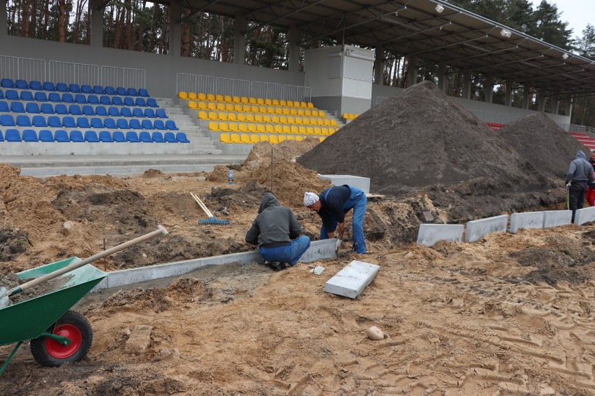 Tak wygląda przebudowa miejskiego stadionu w Radziejowie [zdjęcia - kwiecień 2021]