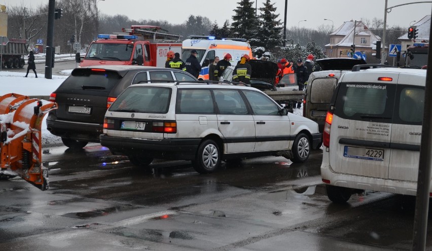 Wypadek na al. Rodła w Malborku. Auto przejechało przez chodnik i uderzyło w barierkę