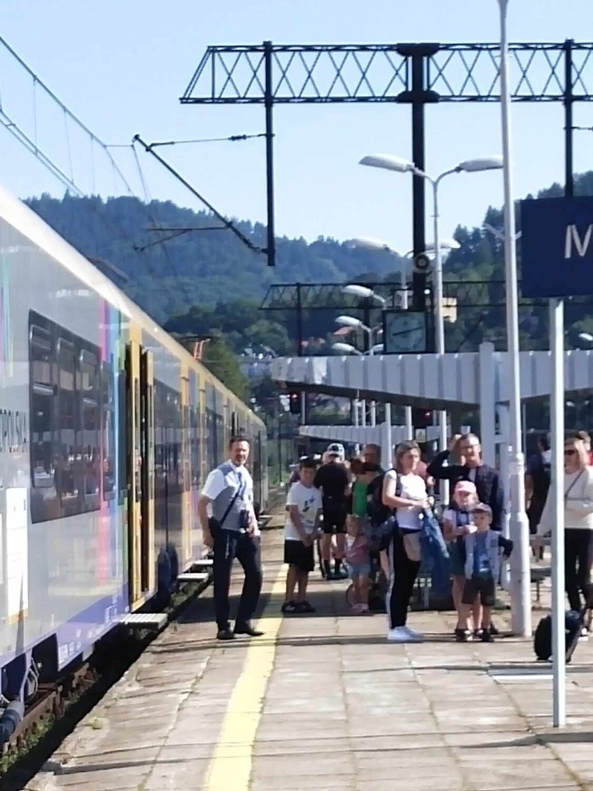 Turyści przyjeżdżający pociągami do Muszyny zastają smutny...