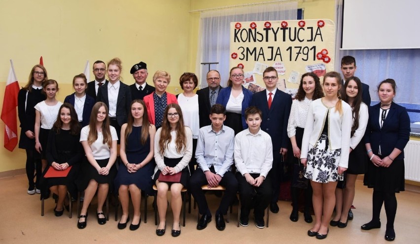 Patriotyczne śpiewanie w gimnazjum w Witoszowie Dolnym