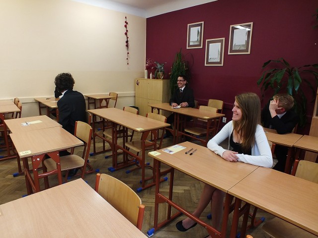 Maturzyści z Kraśnika ocenili egzamin z języka angielskiego na poziomie podstawowym jako łatwy. Na zdjęciu: matura w Zespole Szkół nr 2.