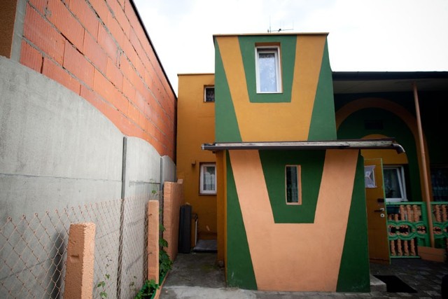 Dom przy ul. Kowalszczyzny 4a, który stoi tam od 50 lat, od nowo powstałego garażu dzieli zaledwie 12 cm.