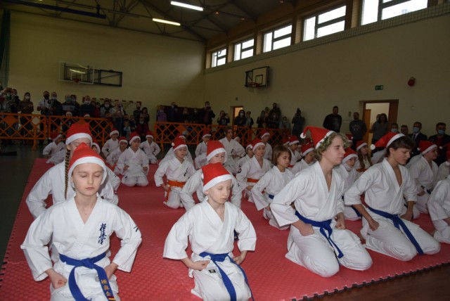 Ponad 80 zawodników przedstawicieli klubów z całej Polski  wzięło udział w VIII Mikołajkowym Turnieju Karate, jaki w sobotę rozegrano w Szkole Podstawowej nr 3 w Sandomierzu.