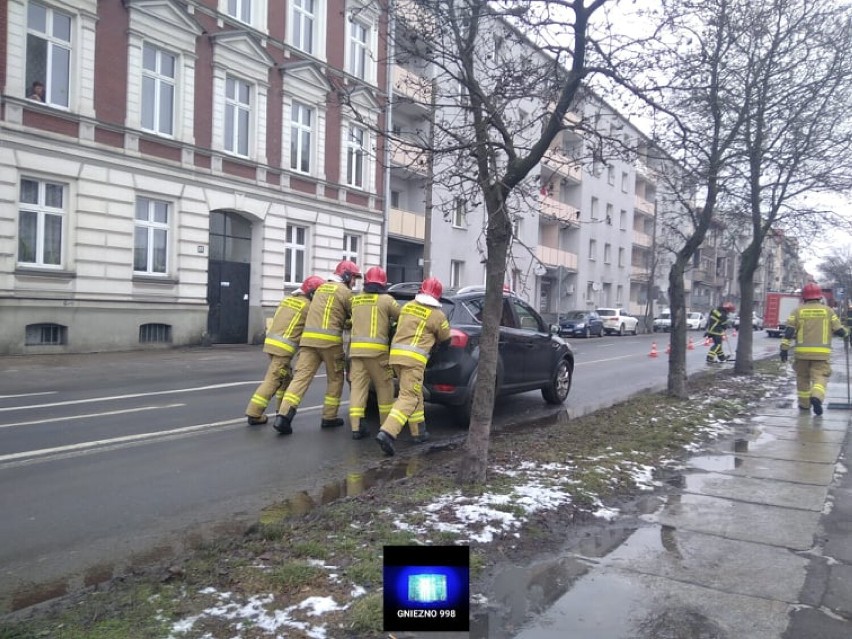 Gniezno. Utrudnienia na ulicy Sobieskiego po kolizji samochodu osobowego z ciężarówką