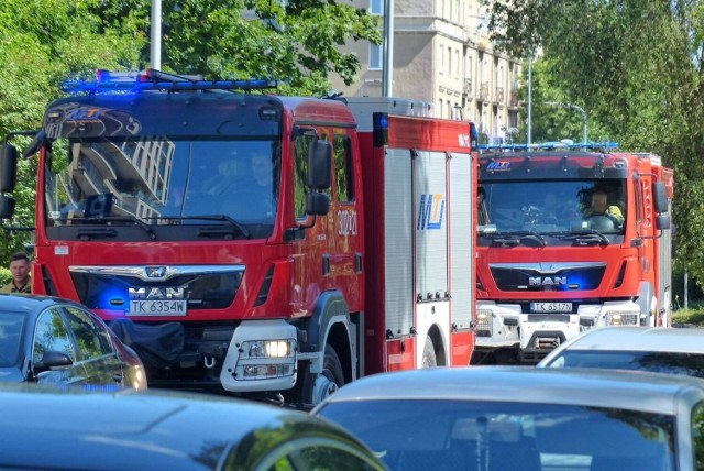 Wozy strażackie z drabiną mechaniczną pojawiły się w środowe przedpołudnie przed blokiem przy ulicy Kaczmarka w Kielcach. Zobacz zdjęcia z akcji >>>
