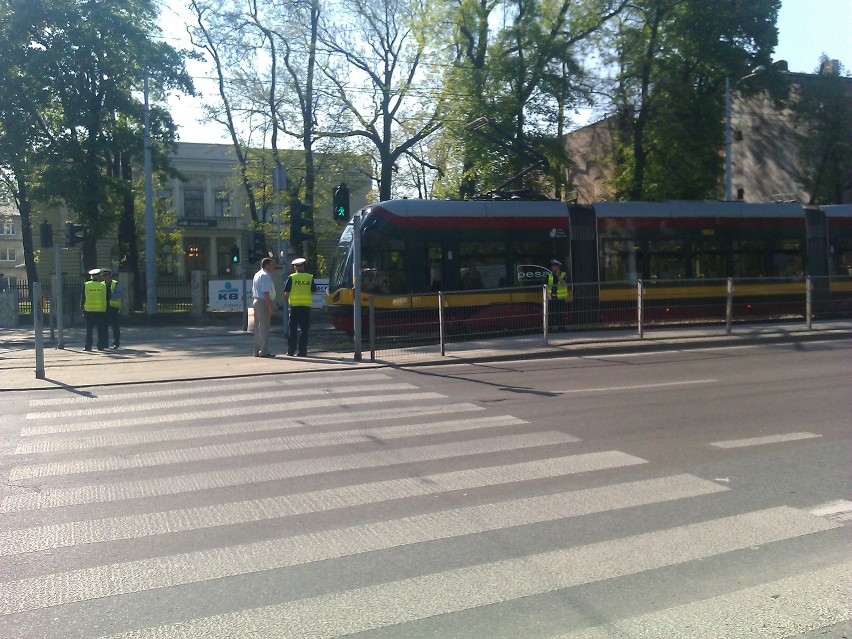 Wypadek na Pabianickiej w Łodzi. Dziewczynka wpadła pod tramwaj [ZDJĘCIA]