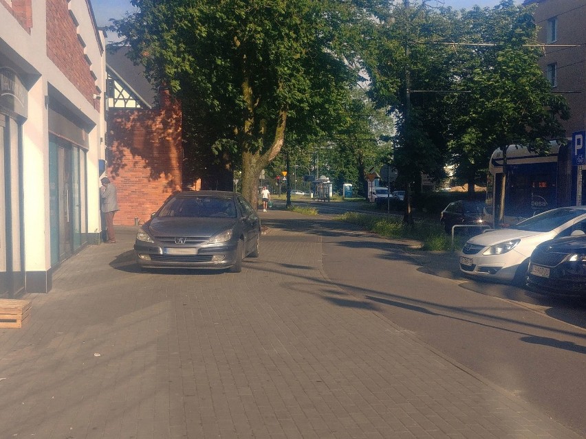 Mistrzowie parkowania na Chodkiewicza w Bydgoszczy. Piesi skarżą się na źle parkujące auta [zdjęcia]
