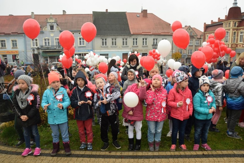 Skarszewy. Biało-czerwona parada ulicami miasta. Mieszkańcy świętują odzyskanie niepodległości przez Polskę ZDJĘCIA