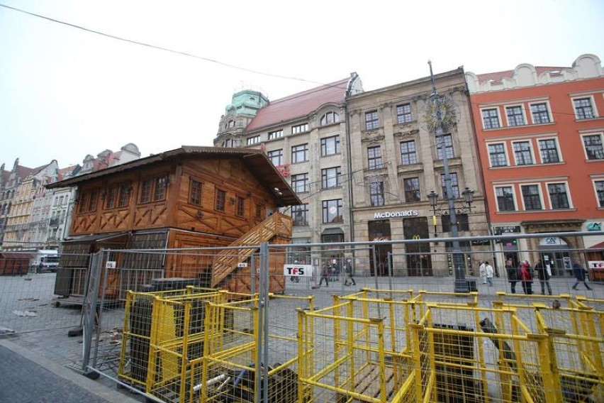 Galeria św.  Mikołaja i wielki dom, jak schronisko. Lada dzień rusza Jarmark Bożonarodzeniowy we Wrocławiu! [ZDJĘCIA]