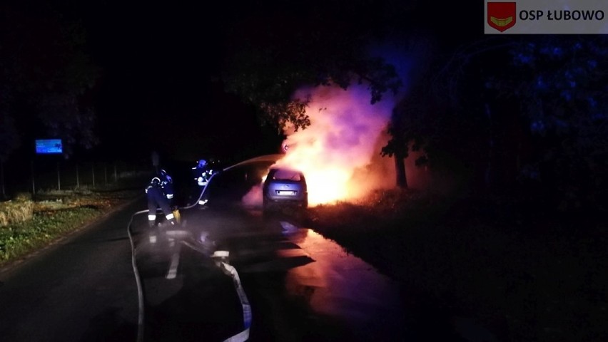 Groźny pożar auta między Fałkowem a Chwałkówkiem