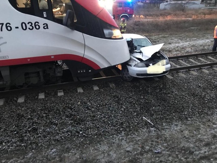 Wypadek na przejeździe kolejowym w Parkowie. Kierowca był pod wpływem alkoholu [ZDJĘCIA]