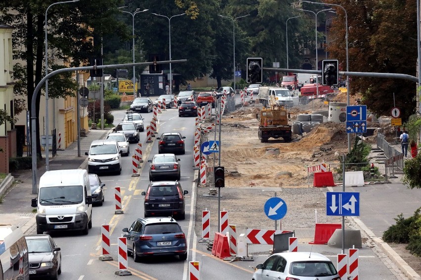 Trwa przebudowa placu Słowiańskiego w Legnicy. Są utrudnienia w ruchu, zobaczcie aktualne zdjęcia