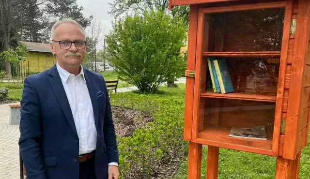 Biblioteczka w stylu "wypożycz - zostaw" zainstalowana w Skarżysku-Kamiennej. Prezentuje ją przewodniczący Rady Miasta Leszek Golik.