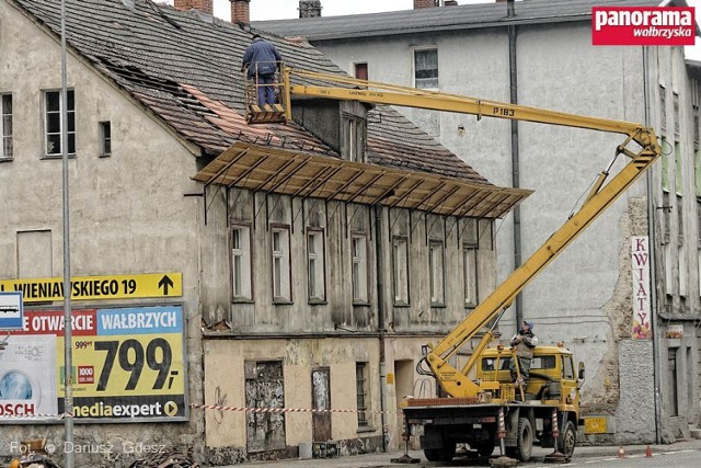 Pracownicy Miejskiego Zarządu Budynków w Wałbrzychu naprawili dach budynku, który został zniszczony w trakcie gaszenia pożaru mieszkania