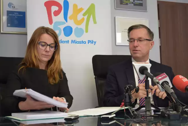 Ewelina Ślugajska, skarbnik miejski i prezydent Piotr Głowski na konferencji poświęconej projektowi budżetu na 2019 rok