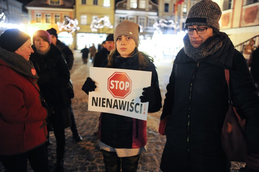 Milczący protest przeciw agresji na leszczyńskim Rynku po śmieci Pawła Adamowicza