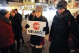 Milczący protest przeciw agresji na leszczyńskim Rynku po tragedii w Gdańsku. Kilkadziesiąt osób spotkało się pod ratuszem [ZDJĘCIA] 