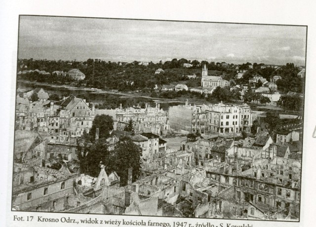 Widok na Krosno Odrzańskie z wieży kościoła farnego w 1947 roku.