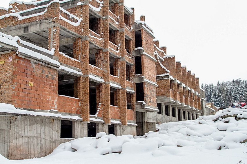 Boguszów-Gorce: Niedokończone sanatorium pod Dzikowcem nadal straszy (ZDJĘCIA)