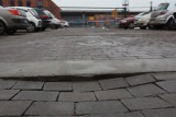 Sypie się brukowana nawierzchnia parkingu przy Manufakturze. Wymieniają nawierzchnię parkingu przy Manufakturze