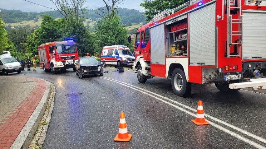 Piwniczna wypadek. Zderzenie dwóch aut na ul. Krakowskiej zablokowało krajówkę