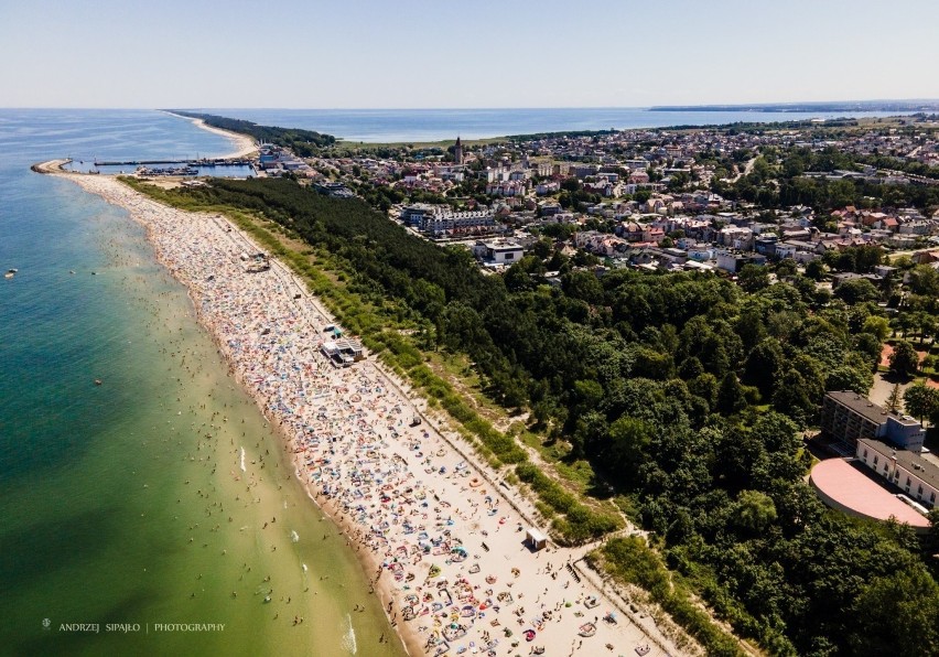 Jak wyglądają nadmorskie plaże? Burmistrz Władysławowa o zdjęciu znanego fotografa: "bardzo nieobiektywny obraz sezonu letniego 2020"