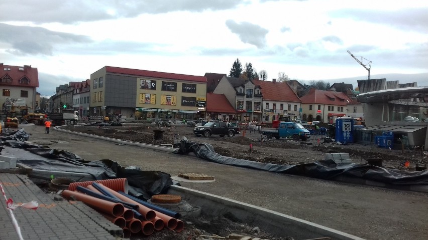 Limanowa. Parking przy ul. Łazarskiego zamknięty. Rusza budowa dwupoziomowego parkingu przy bazylice